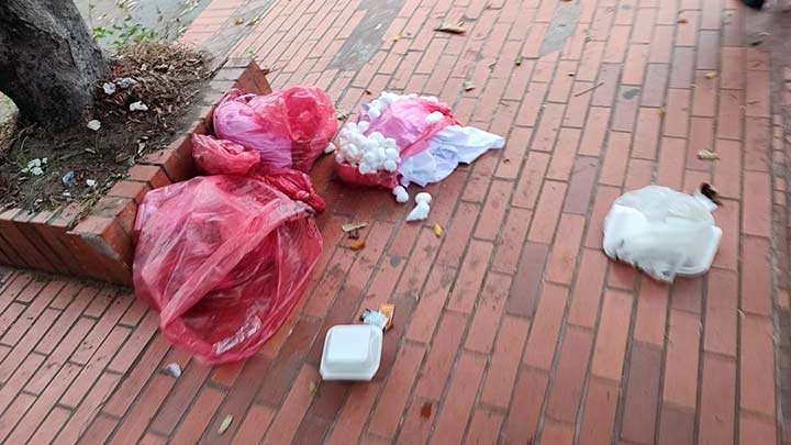 En el barrio Blanco aparecieron residuos regados en el andén./Foto cortesía