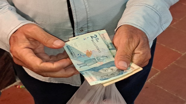 No hay una relación justa a la hora cambiar de pesos a bolívares. Foto: Anggy Polanco / La Opinión 