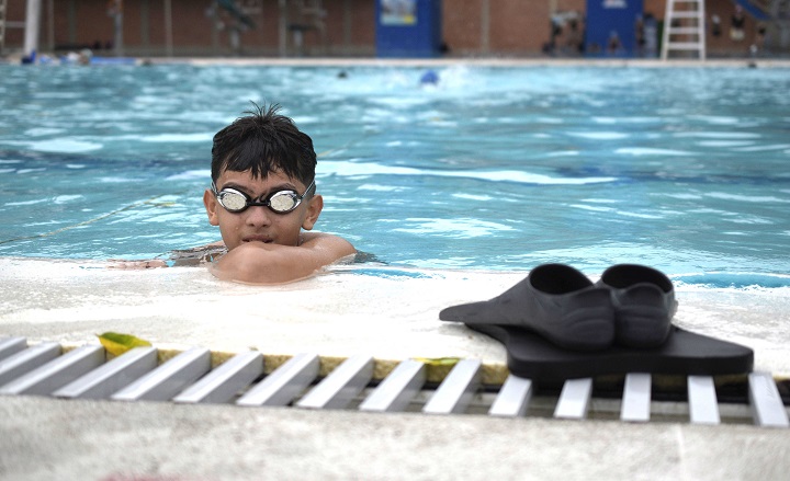 Con la natación, los niños aprenden a tener confianza en sí mismos y a creer en sus habilidades, fortaleciendo su autoestima. / Foto: Pablo Castillo / La Opinión  