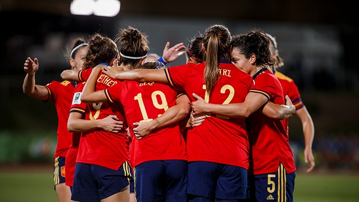 La selección femenina de España  se fue lanza en ristre contra su entrenador.