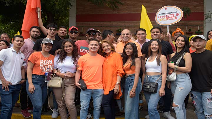 Sandra Ortega (centro) rodeada de los estudiantes./Foto Pablo Castillo