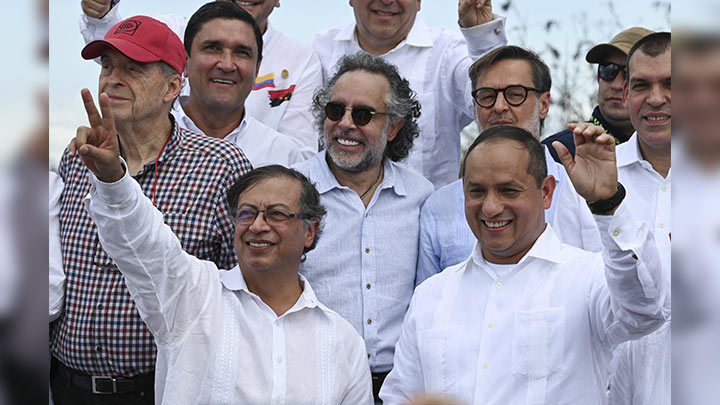 El presidente de Colombia, Gustavo Petro (izquierda), y el ministro de Transporte de Venezuela, Ramón Velásquez (derecha), saludan en la reapertura de la frontera./Foto: AFP