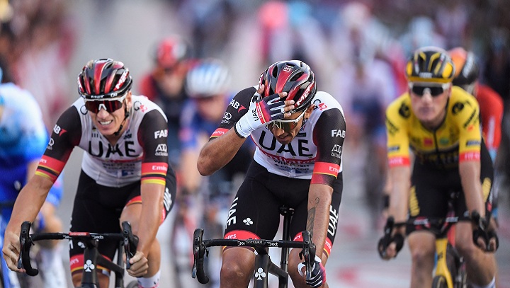 Sebastián Molano (centro) con la mano en la cabeza no puede creer que la haya ganado en el embalaje a Mads Pedersen  (derecha) en el cierre de la última etapa de la Vuelta a España.