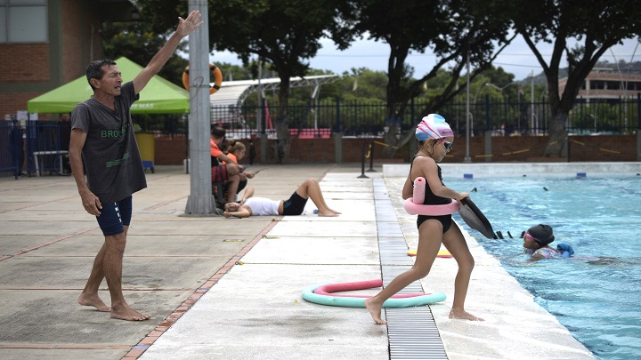  Las clases de destreza de supervivencia en el agua y las clases de natación pueden reducir el riesgo de ahogamiento en los niños entre las edades de 1 a 4 años. / Foto: Pablo Castillo / La Opinión 