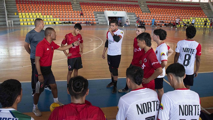 El técnico Alexander López da indicaciones a sus jugadores durante uno de los entrenamientos.