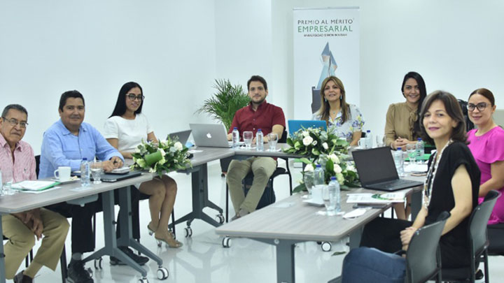 Los cinco jurados del Premio al Mérito Empresarial se reunieron en Barranquilla y coincidieron en que una de las grandes fortalezas del premio son los estrictos criterios de calidad de la evaluación que se tienen en cuenta para cada categoría. / Foto: Corteía