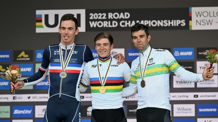 Remco Evenepoel (centro) es el nuevo campeón Mundial de ruta.
