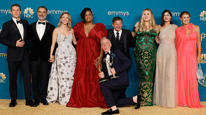 ‘The White Lotus’, la producción de HBO que retrata los enredos de turistas de clase alta en un hotel de lujo, ganó el Emmy a la mejor miniserie.