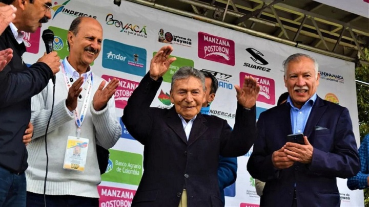 Efraín 'El Zipa' Forero (centro) una de las viejas glorias del ciclismo colombiano.