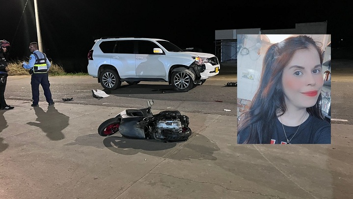 Dos mujeres empujaban la moto en la que se movilizaba, cuando una camioneta las arrolló