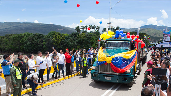 El camión procedente de Venezuela arribó a Colombia, por el puente internacional Simón Bolívar, cargado de bobinas de aluminio. / Foto: Juan Pablo Cohen-La Opinión