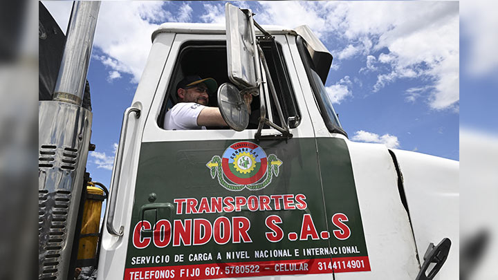 El primer camión de Colombia cruza el Puente Internacional Simón Bolívar de Cúcuta a San Antonio del Táchira en Venezuela./Foto: Yuri Cortez-AFP