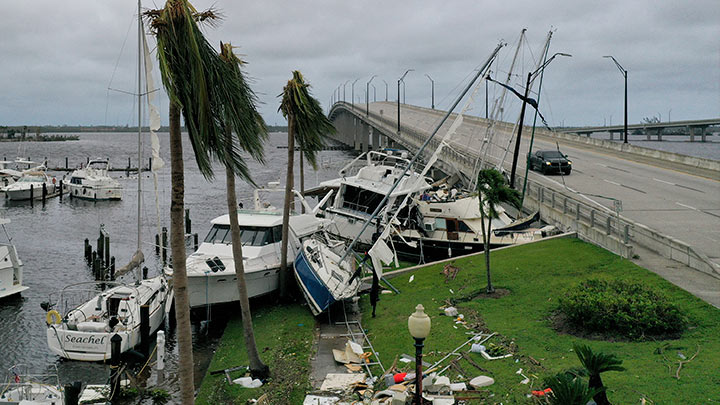 En Naples, en el suroeste de Florida se mostraban embarcaciones completamente inundadas.