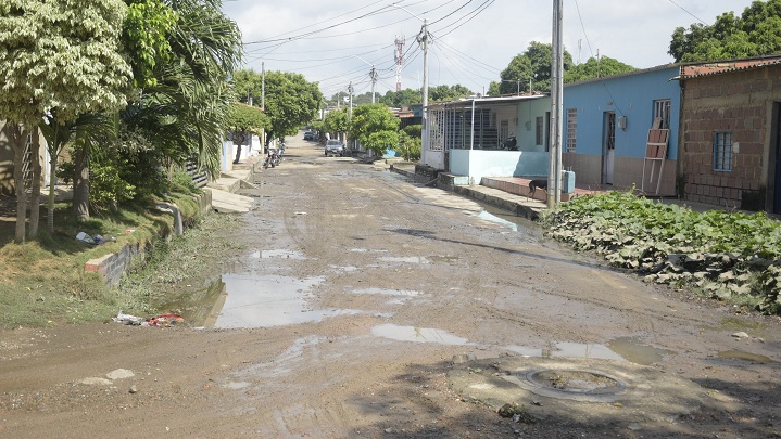 Las calles se están deteriorando por la falta de un sistema de alcantarillado que drene las aguas lluvia.
