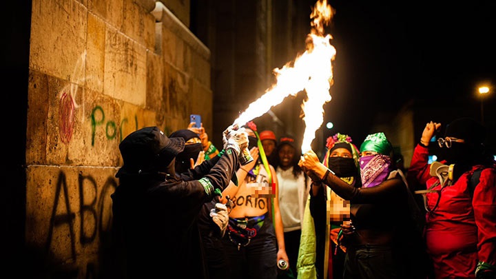 Mujeres que participaban de las manifestaciones a favor del aborto, intentaron incendiar la Catedral Primada de Bogotá./Foto: Colprensa