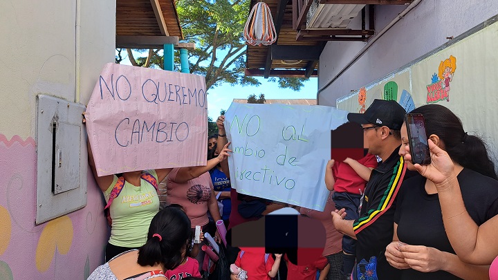 Protestaron en zona popular de San Cristóbal por cambios de directoras de planteles.