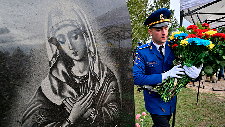 Militar lleva flores a la tumba de Mykhaylo Matyushenko, coronel de las Fuerzas Armadas de Ucrania, quien fue derribado en el cielo sobre el Mar Negro