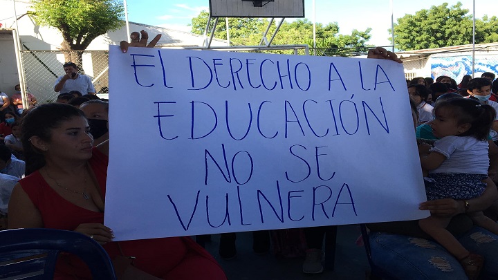 Los padres de familia y estudiantes ya realizaron un plantón frente al colegio para exigir soluciones. / Foto: Cortesía / La Opinión  