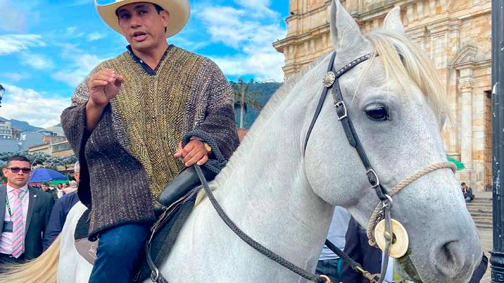 Murió ‘Pasaporte’, el caballo que Alirio Barrera llevó al Congreso