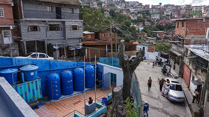 Agua gratis desde el cielo para alimentar escuelas en Venezuela