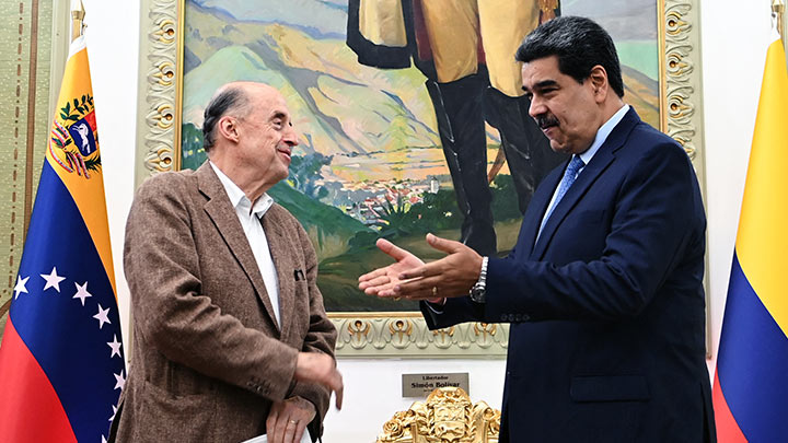 El canciller Álvaro Leyva y Nicolás Maduro se reunieron en Venezuela./Foto: AFP