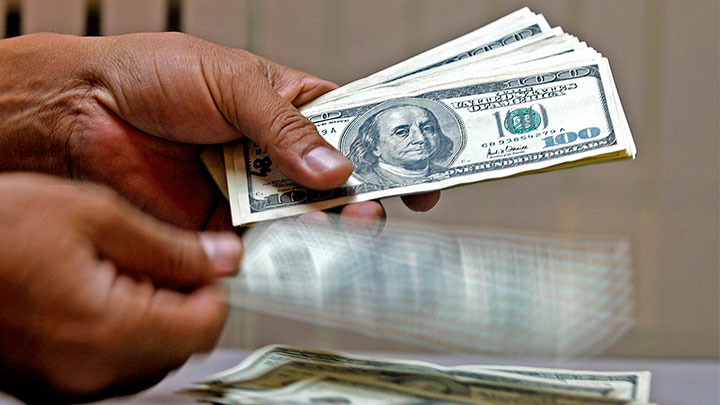 El precio del dólar cerró ayer en $4.744. Foto Archivo La Opinión