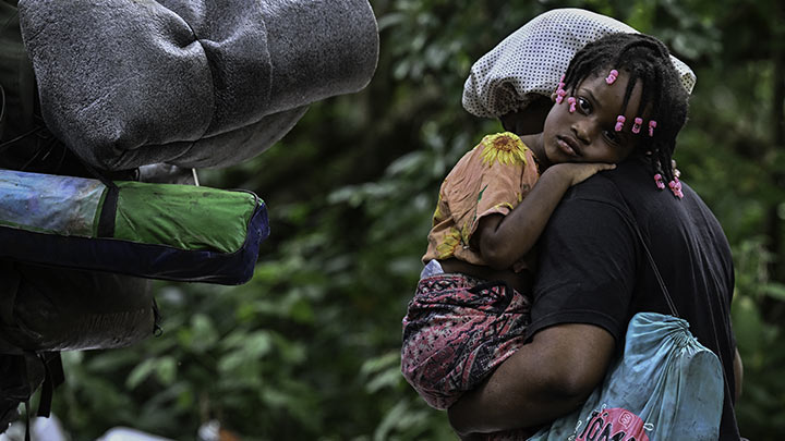 Varios migrantes viajan con niños y bebés./Foto: AFP