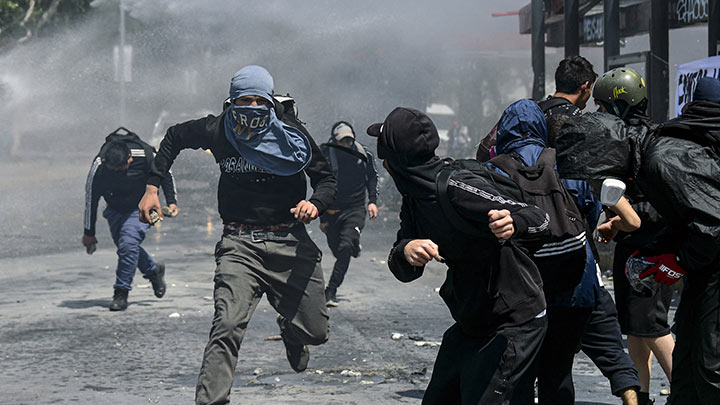 La jornada arrancó con la instalación de barricadas incendiarias en barrios periféricos de Santiago./Foto: AFP