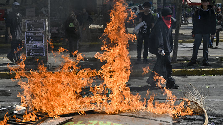 En el centro de Santiago un camión fue quemado y dos autobuses del transporte público fueron robados./Foto: AFP