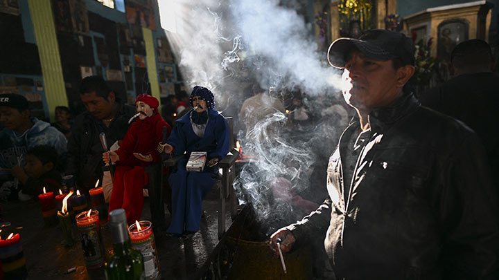 Los puros y el aguardiente se usan, según los creyentes, "para sacar toda enfermedad y brujería"./Foto: AFP