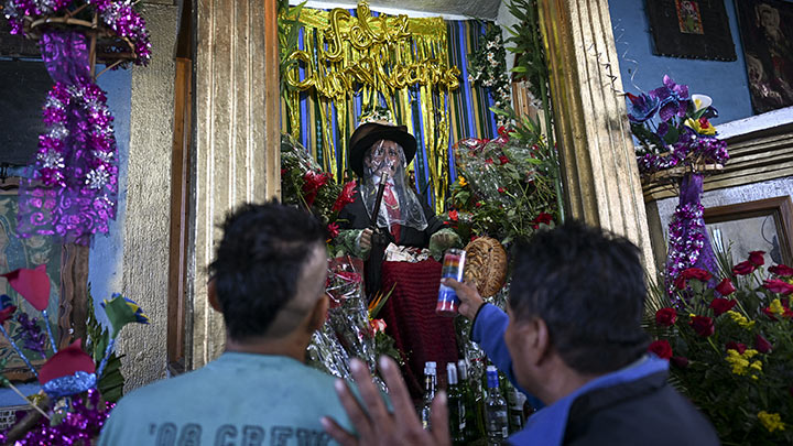Cada 28 de octubre, los fieles conmemoran el día de San Simón o "Monchito"./Foto: AFP