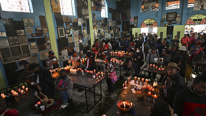 Los devotos de San Simón hicieron largas filas para entrar al templo erigido en el municipio indígena San Andrés Iztapa./Foto: AFP