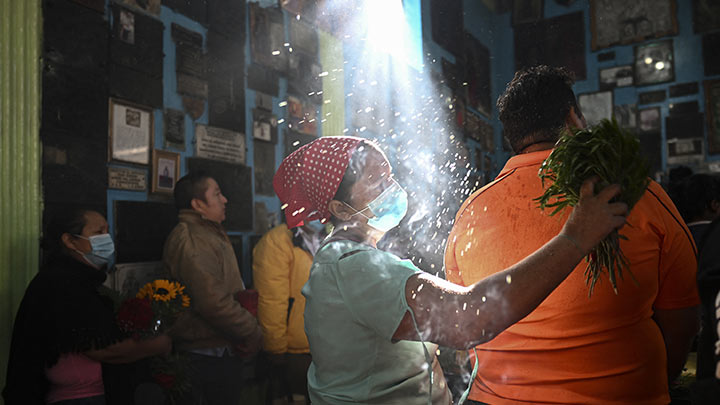 También llegan centroamericanos y mexicanos, guías espirituales realizaron "limpias" o "purificación"./Foto: AFP