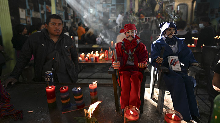 Los devotos afirman que el santo no discrimina y cumple, ya sea para "lo bueno y lo malo"./Foto: AFP
