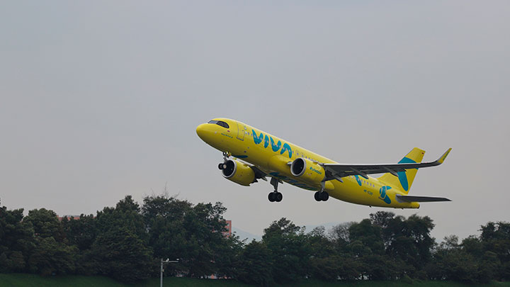 Viva suspendió cuatro rutas aéreas. /Foto: Archivo