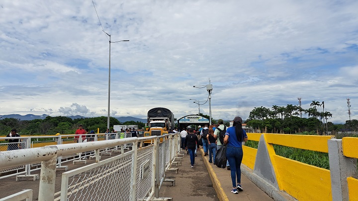 Los habitantes del Táchira esperan con ansias el paso de transporte público por la frontera. Fotos Anggy Polanco / La Opinión 