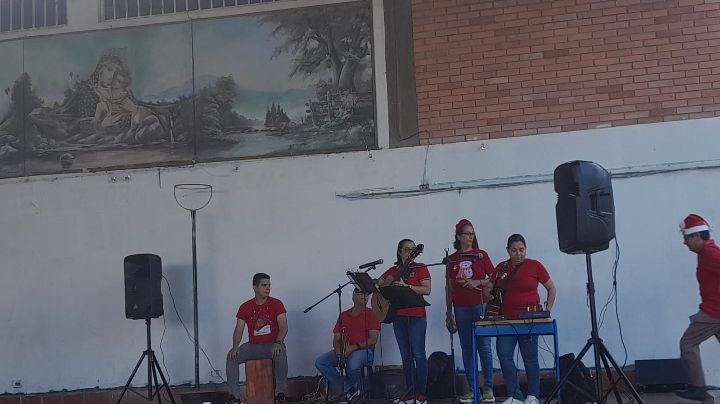 El colegio tiene su propio grupo musical para realizar la novena frente al pesebre. / Foto: Deicy Sifontes / La Opinión 
