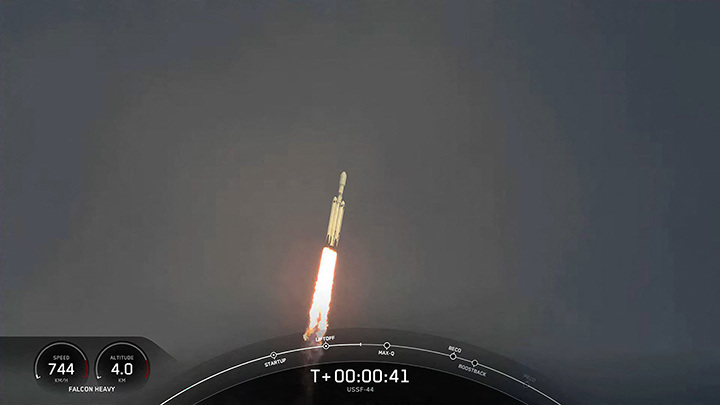 SpaceX lanzó el cohete Falcon Heavy,