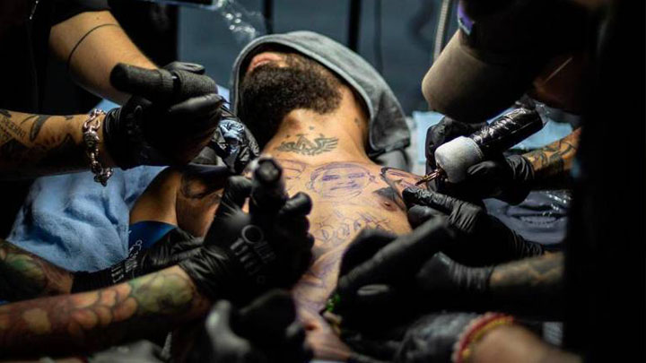 ¿Anestesia general para un tatuaje? Los cuestionamientos médicos que le hacen a Arcángel
