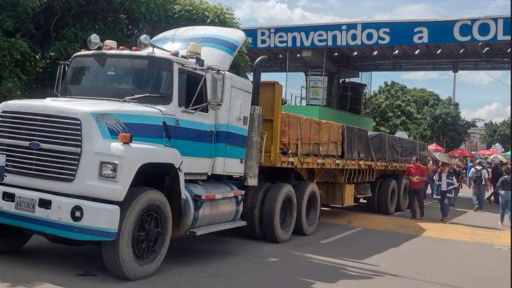 Paso de carros por la frontera entre Colombia y Venezuela 