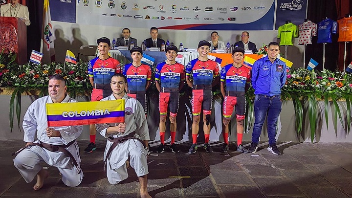 El ciclista Alcides Espinel (tercero de izquierda a derecha),  la cuota nortesantandereana en la Vuelta a Costa Rica.