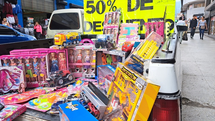 Los comerciantes venden juguetes acorde a la situación económica de las personas./ Foto: Anggy Polanco / La Opinión