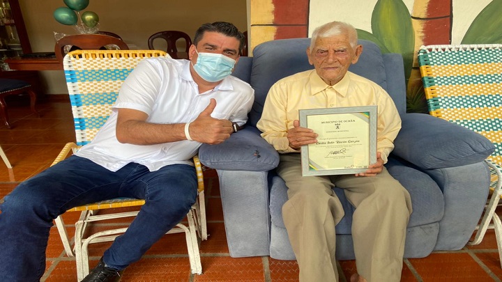 El alcalde de Ocaña, Samir Casadiego le entregó el reconocimiento por ser el hombre más longevo en Ocaña, el cuarto en el país y el 14 a nivel mundial. Foto: Cortesía / La Opinión 