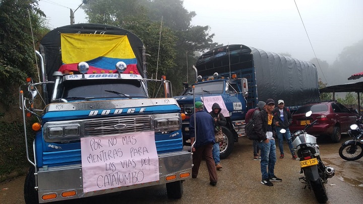 Los transportadores de la provincia de Ocaña adelantan una jornada de protesta en la carretera que conduce hacia la zona del Catatumbo para exigir celeridad en los trabajos.