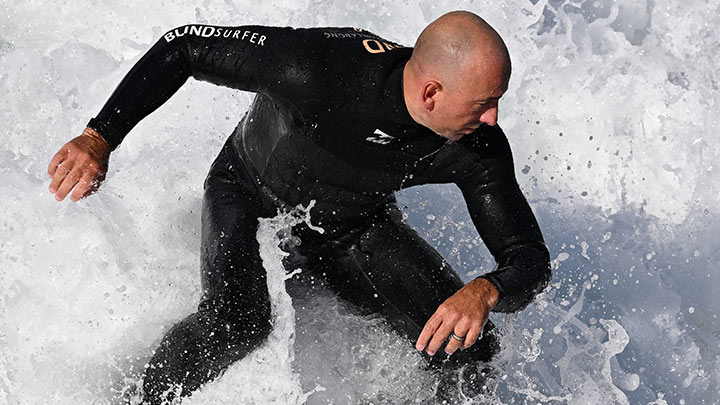 El surfista ciego que conquista las mayores olas del mundo./Foto: AFP