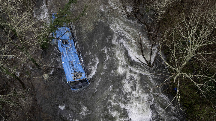 Cuatro muertos por la caída de un autobús en un río en España./Foto: AFP