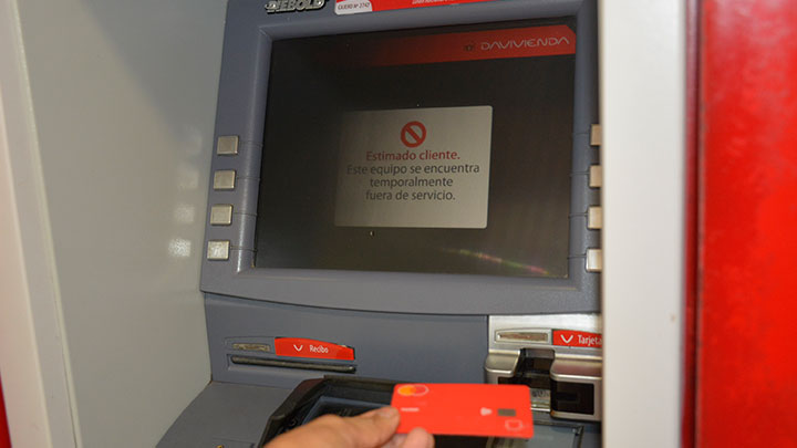 Fallas en los cajeros electrónicos de algunos bancos, en Cúcuta, generan inconformismo en los usuarios./ Foto La Opinión