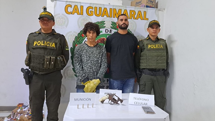 Jean González y Juan Morales fueron capturados con un revólver y cuatro cartuchos percutidos.
