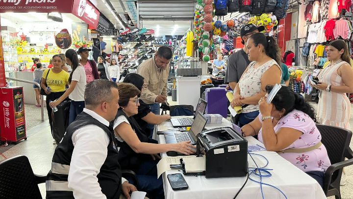 La secretaría de Hacienda ha ido hasta los centros comerciales a brindar asesoría del pago de impuestos/Foto cortesía