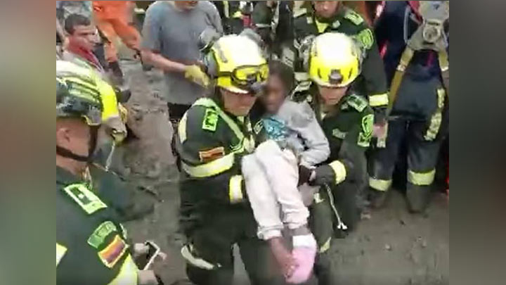 Rescatan niña que estaba aferrada al cadáver de su madre en tragedia en Risaralda./Foto: captura